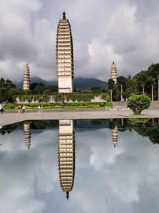 庄严佛塔倒映于平静湖面