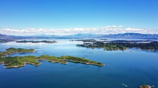 美丽湖景与散布岛屿