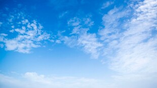 晴朗蓝天飘浮洁白云朵