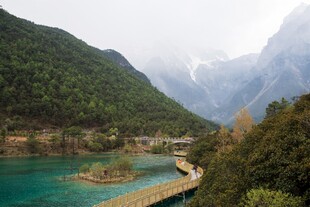 山间碧湖栈道美景如画