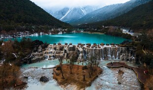 梦幻蓝湖与山间美景