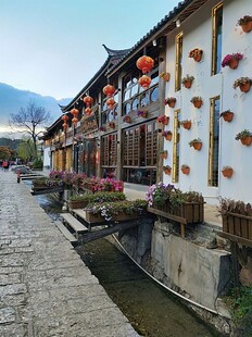 古巷水边挂灯笼的中式建筑