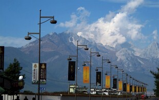 公路旁的路灯与远山美景