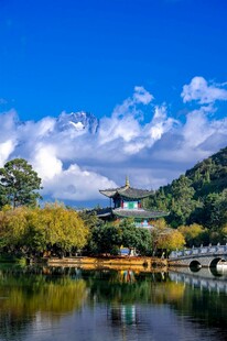 湖畔古建映蓝天美景