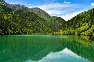 碧绿湖水映衬青山美景