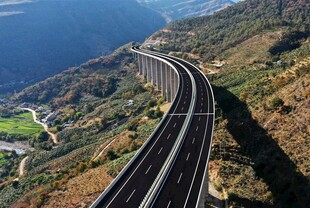 山间蜿蜒的铁路轨道