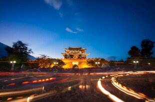 古城夜景车流光影绚丽