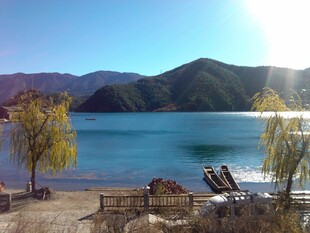 湖畔休闲时光惬意美景