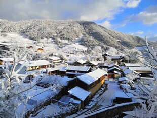 雪覆山村美景
