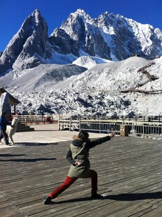 雪山下练武的英姿