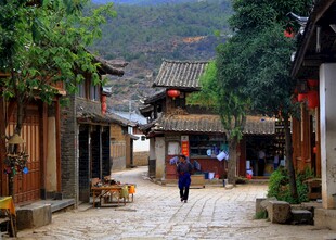 古村小巷行人漫步其中