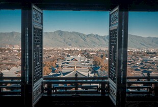 凭栏远眺城市与山峦景色