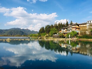 湖畔村庄美景宁静如画