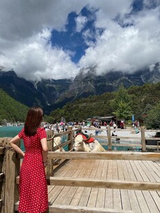 湖畔红衣女子赏景美照