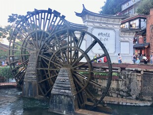 古村中的巨大木质水车