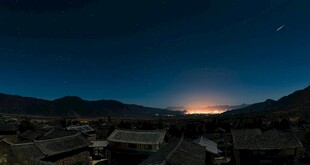 夜幕下的村落与远方微光