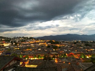 古城暮色中的璀璨灯火