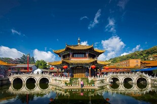 古桥楼阁映蓝天美景