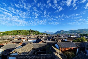 古村落屋顶上的蓝天美景