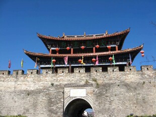 古城楼屹立蓝天之下
