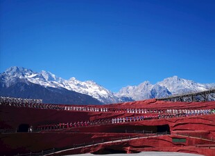 雪山下的红色壮观景观