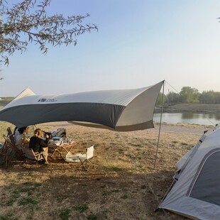 湖畔露营享受户外休闲时光