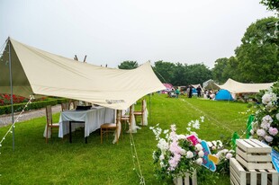 户外草坪精致露营场景