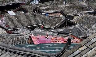 老旧屋顶上的彩色物件