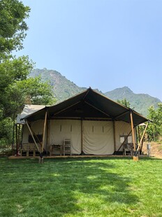 山间草地中的休闲帐篷