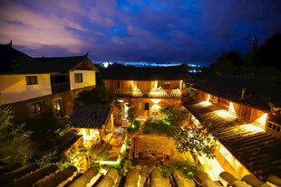 夜幕下的灯火璀璨古村落