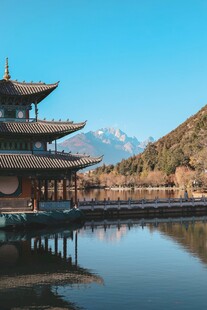 湖畔古亭映远山美景