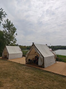 户外露营帐篷场景