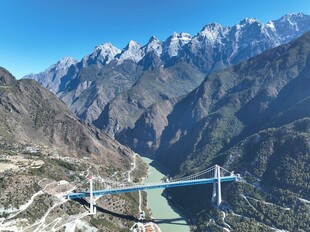 高山河谷间的壮丽桥梁