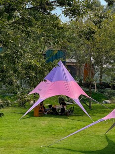 户外彩色帐篷搭于绿草地