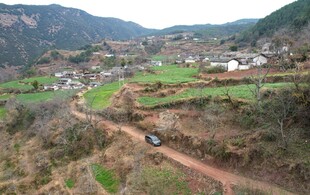 山间土路行驶的车辆