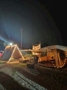 夜晚露营地的温馨灯光