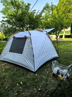 户外草地中的露营帐篷