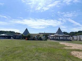 户外草地旁的特色建筑