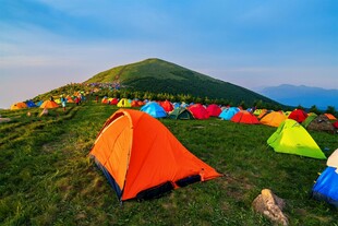 多彩帐篷点缀山间美景