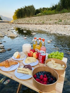 河畔野餐美味与自然相伴