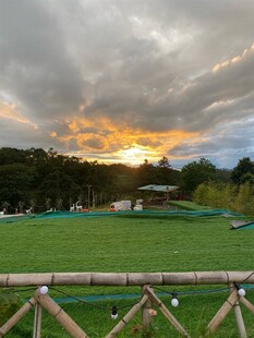 夕阳下的绿茵美景