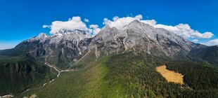 雪山下的翠绿山谷风光