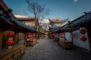 古街灯笼映中式传统建筑