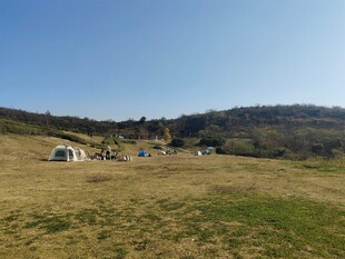 草原上的露营帐篷景观