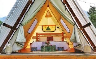 温馨三角形木屋内部景致