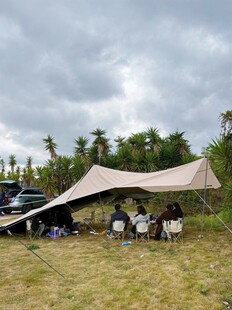 户外露营天幕下的聚会