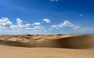 广袤沙漠中的蓝天白云