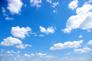 晴朗蓝天飘浮朵朵白云