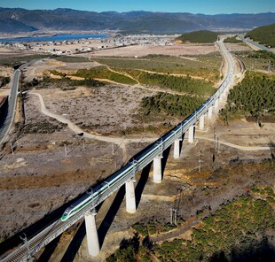 高架桥上车行于山水间