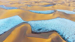 沙漠中的蓝黄相间美景